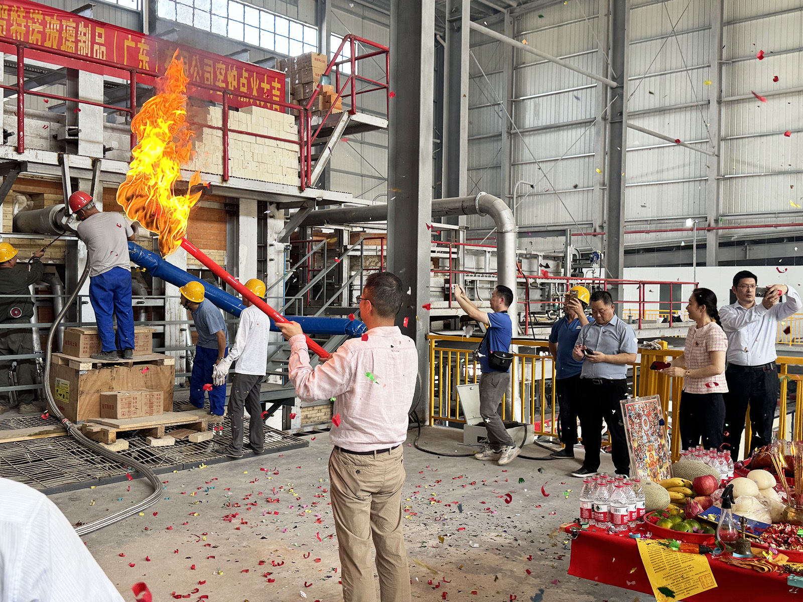 Ultimi blog aziendali su BELLECRAFT GLASS Riscalda con Successo il Progetto di Forno per Bottiglie Cosmetiche di Alta Gamma da 30 T/D nel Guangdong